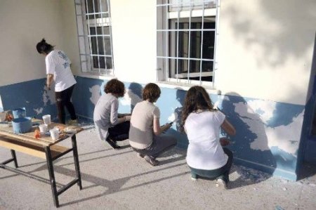 Üniversite öğrencileri ilkokulu boyadı