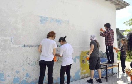 Üniversite öğrencileri ilkokulu boyadı