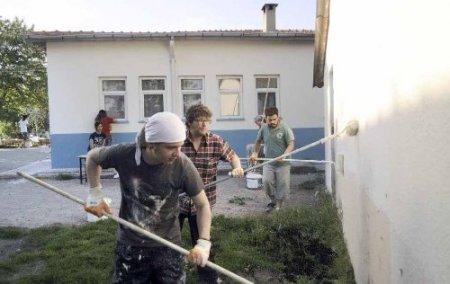 Üniversite öğrencileri ilkokulu boyadı