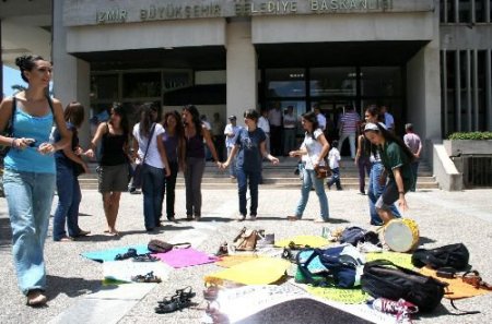 Üniversite Öğrencileri İzmir Büyükşehir Belediyesi'ni Çıplak Ayakla Protesto Etti