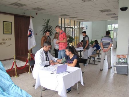 Üniversite öğrencileri kan bağışına yoğun ilgi gösterdi