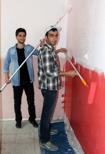 Üniversite öğrencileri köy okulunu yeniledi