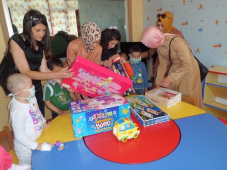 Üniversite Öğrencileri Lösemili Çocukları Ziyaret Etti