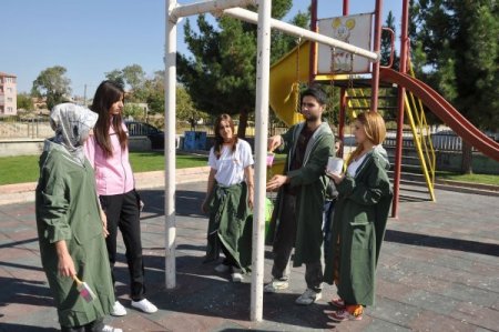 Üniversite öğrencileri mahalle parkını boyadı