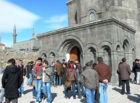 Üniversite Öğrencileri Mevsimin İlk Açık Hava Dersini Tarihi Mekanlarda Yaptı