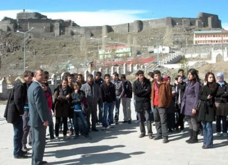 Üniversite Öğrencileri Mevsimin İlk Açık Hava Dersini Tarihi Mekanlarda Yaptı
