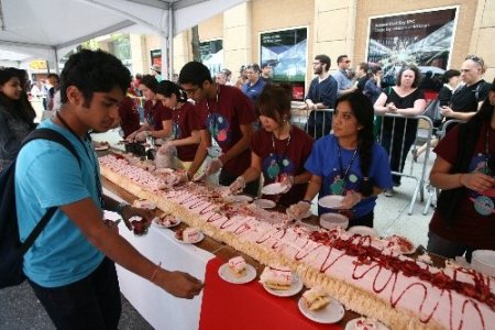 Üniversite öğrencileri New York'un en uzun çilek pastasını yaptı
