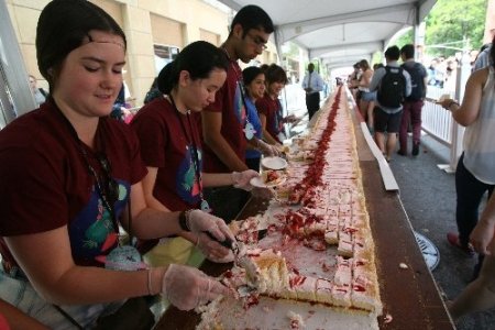 Üniversite öğrencileri New York'un en uzun çilek pastasını yaptı