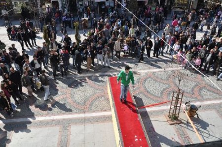 Üniversite Öğrencileri Sokak Defilesi Düzenledi