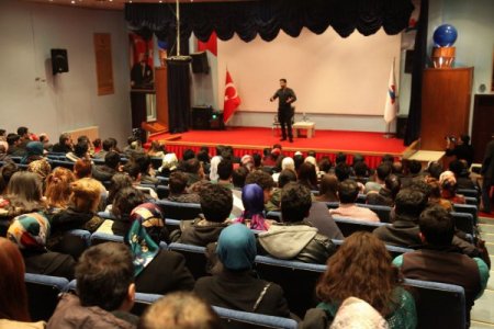 Üniversite öğrencileri stand-up gösterisi ile stres attı