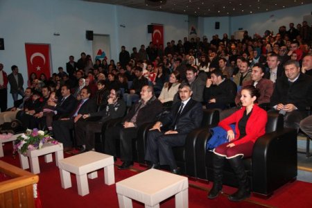 Üniversite öğrencileri stand-up gösterisi ile stres attı