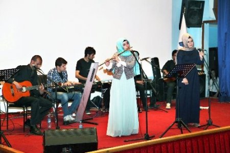 Üniversite öğrencileri yetim çocuklu aileler yararına konser düzenledi