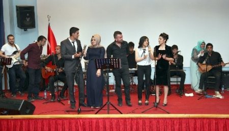Üniversite öğrencileri yetim çocuklu aileler yararına konser düzenledi