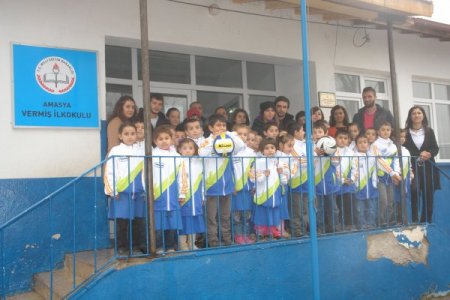 Üniversite öğrencilerinden, ilkokul öğrencilerine teşvik hediyesi