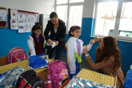 Üniversite öğrencilerinden, ilkokul öğrencilerine teşvik hediyesi