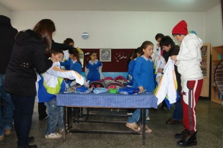 Üniversite öğrencilerinden, ilkokul öğrencilerine teşvik hediyesi