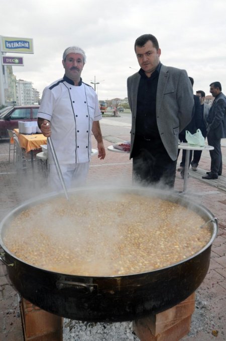 Üniversite öğrencilerinden mahalleliye aşure ikramı