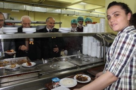 Üniversite öğrencilerine 'Kutlu Doğum' yemeği ikram edildi
