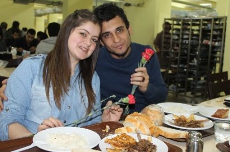 Üniversite öğrencilerine 'Kutlu Doğum' yemeği ikram edildi