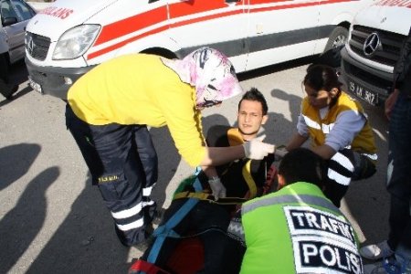 Üniversite öğrencilerini taşıyan halk otobüsü kaza yaptı: 4 yaralı