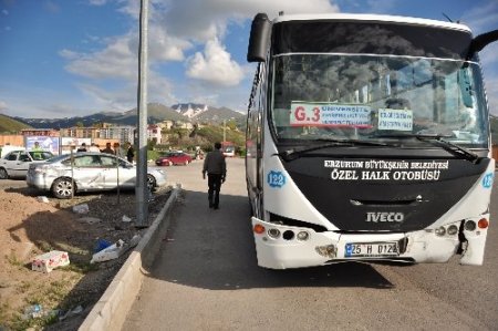 Üniversite öğrencilerini taşıyan halk otobüsü kaza yaptı: 4 yaralı