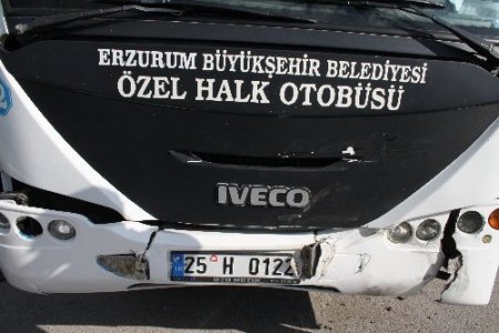 Üniversite öğrencilerini taşıyan halk otobüsü kaza yaptı: 4 yaralı