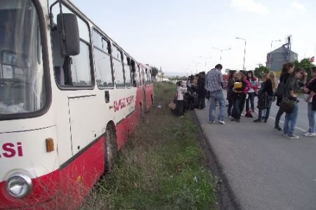 Üniversite Öğrencilerini Taşıyan Körüklü Otobüs Yoldan Çıktı