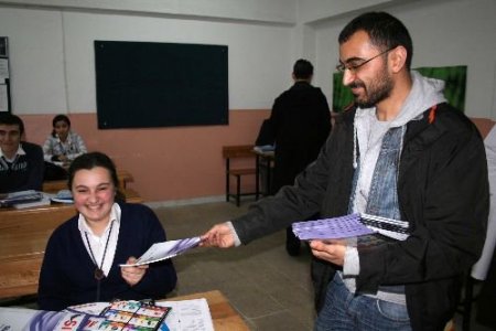 Üniversite Öğrencilerinin Başlattığı Kitap Kampanyası, Fakir Öğrencilerin Yüzünü Güldürüyor