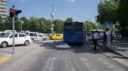 Üniversite öğrencisi, belediye otobüsünün altında can verdi