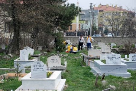 Üniversite Öğrencisi Mezarlıkta Kendini Bıçakladı