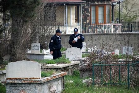 Üniversite Öğrencisi Mezarlıkta Kendini Bıçakladı