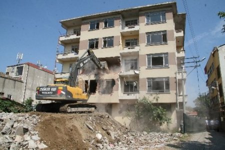 Üniversite riskli raporu verdi, hasarlı bina yıkıldı