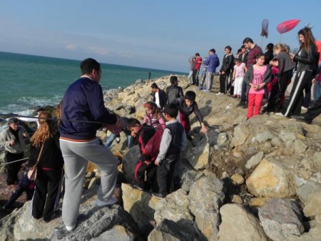 Üniversite ve ilköğretim öğrencileri dere ve denizi temizledi