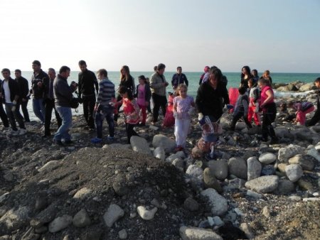 Üniversite ve ilköğretim öğrencileri dere ve denizi temizledi