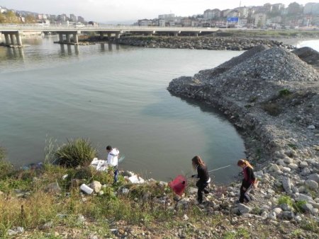Üniversite ve ilköğretim öğrencileri dere ve denizi temizledi