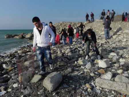 Üniversite ve ilköğretim öğrencileri dere ve denizi temizledi