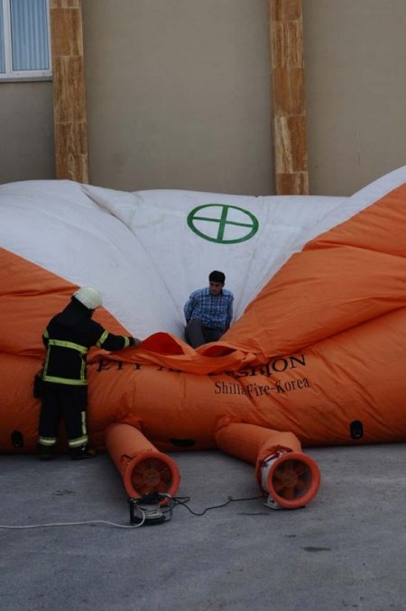 Üniversitede gerçeğini aratmayan yangın tatbikatı