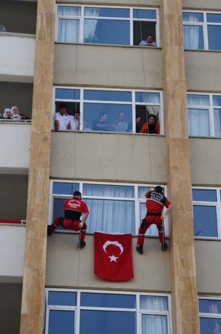 Üniversitede gerçeğini aratmayan yangın tatbikatı