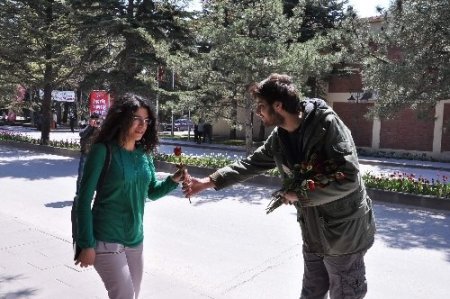 Üniversitede Kutlu Doğum gülü dağıtan gruba sol görüşlü öğrenciler saldırdı