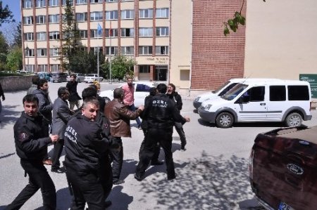 Üniversitede Kutlu Doğum gülü dağıtan gruba sol görüşlü öğrenciler saldırdı