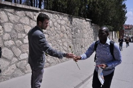 Üniversitede Kutlu Doğum gülü dağıtan gruba sol görüşlü öğrenciler saldırdı