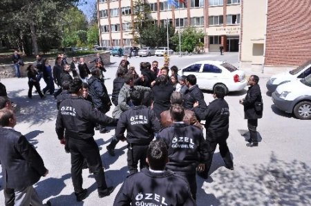 Üniversitede Kutlu Doğum gülü dağıtan gruba sol görüşlü öğrenciler saldırdı