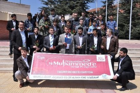 Üniversitede Kutlu Doğum gülü dağıtan gruba sol görüşlü öğrenciler saldırdı