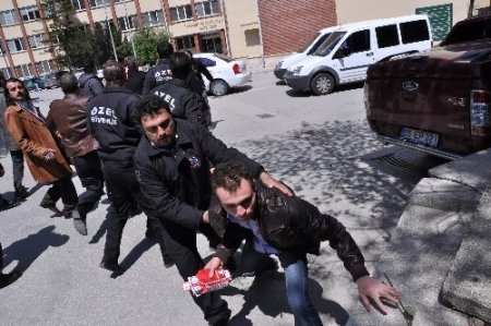 Üniversitede Kutlu Doğum gülü dağıtan gruba sol görüşlü öğrenciler saldırdı