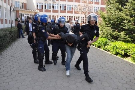 Üniversitede provokasyon: 3 polis yaralı, çok sayıda gözaltı (1)