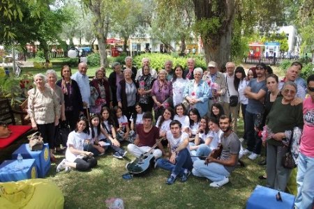 Üniversiteli gençler, huzurevi sakinlerini ağırladı