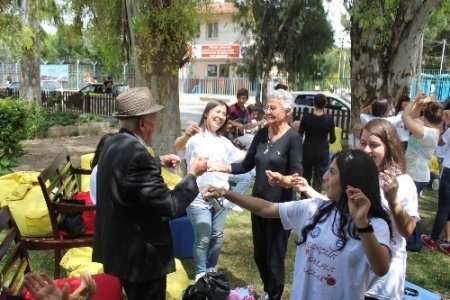 Üniversiteli gençler, huzurevi sakinlerini ağırladı