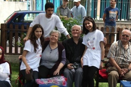 Üniversiteli gençler, huzurevi sakinlerini ağırladı