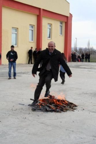 Üniversiteli Gençler Baharın Gelişini Hocalarıyla Kutladı