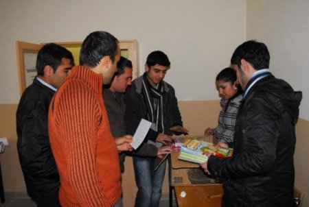 Üniversiteli Gençlerden Köylerde Okuyan Çocuklara Kitap Yardımı
